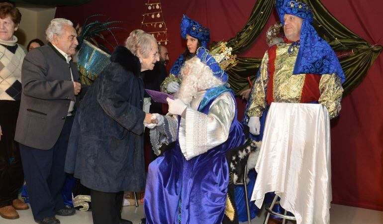 Las personas mayores viven la visita de los Reyes Magos con tanta ilusión como los niños
