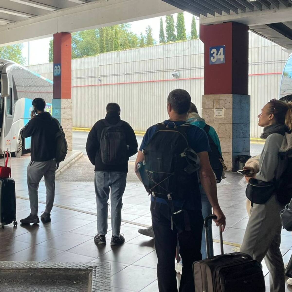 Largas colas y esperas en la huelga de autobuses: así se han vivido los paros en Toledo