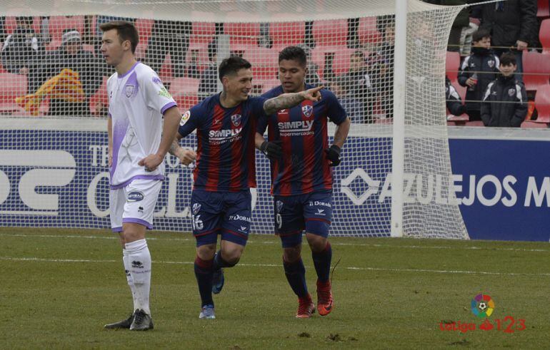 Chimy y Cucho celebran un gol del Huesca ante el lamento de Saúl.