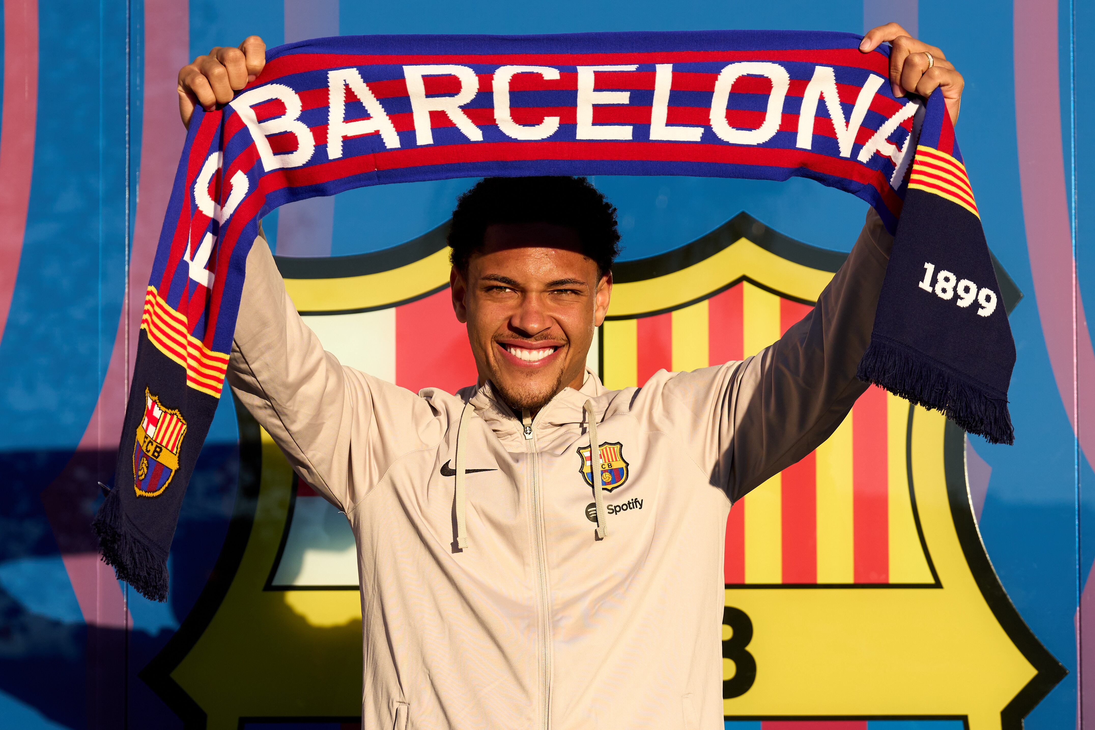 Vitor Roque posa para los medios en el día de su presentación con una bufanda del Barça. (Photo by Alex Caparros/Getty Images)