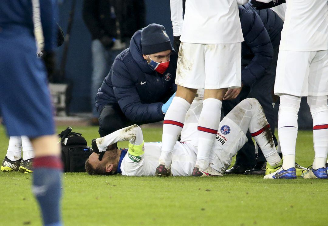 Neymar recibe asistencia médica en el partido ante el Caen