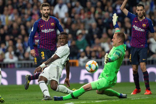 Vinicus intenta batir a Ter Stegen en el último Clásico.