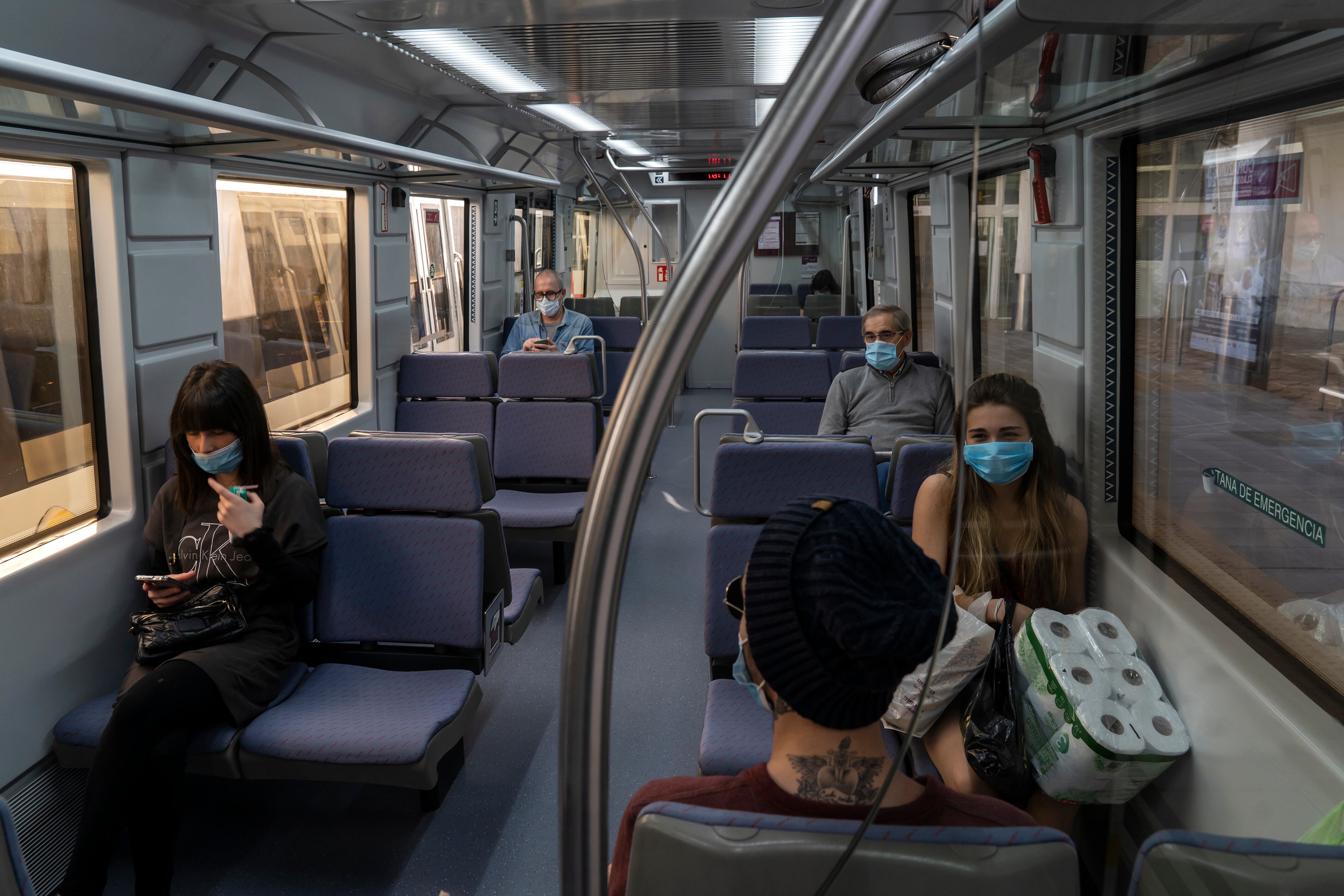 Pasajeros en un tren de Cercanías