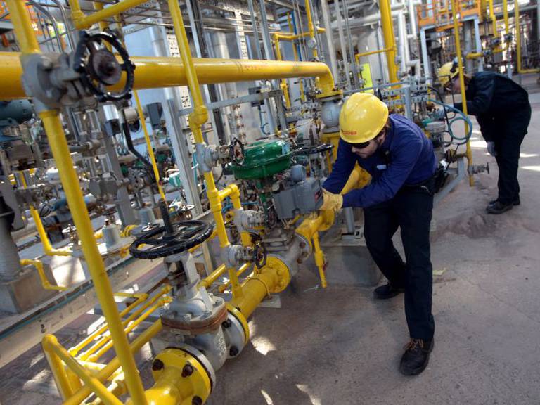 Trabajadores en la refinería de Cepsa en San Roque / Cepsa