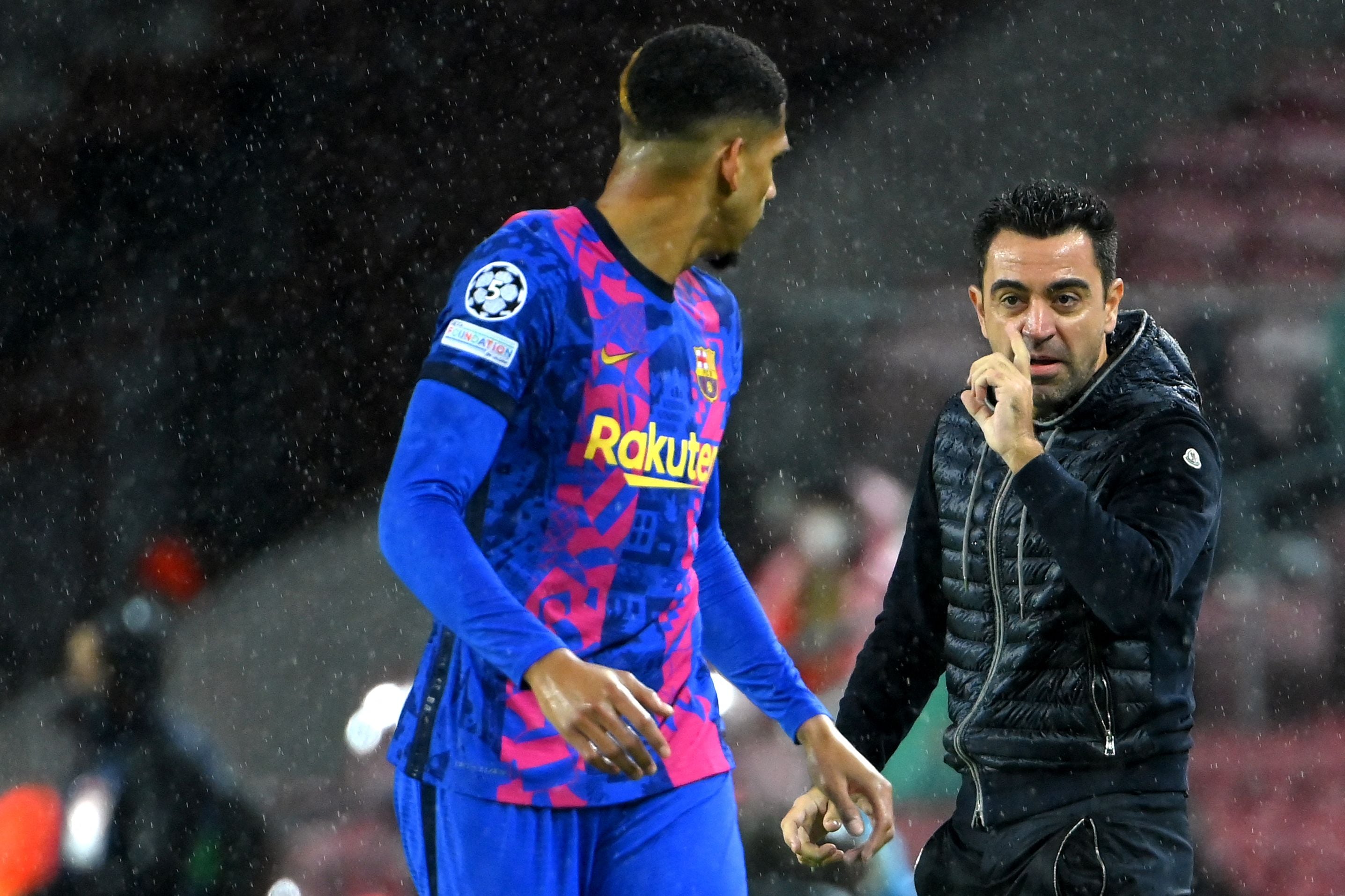 Xavi Hernández dando instrucciones a Araujo durante un partido de Champions