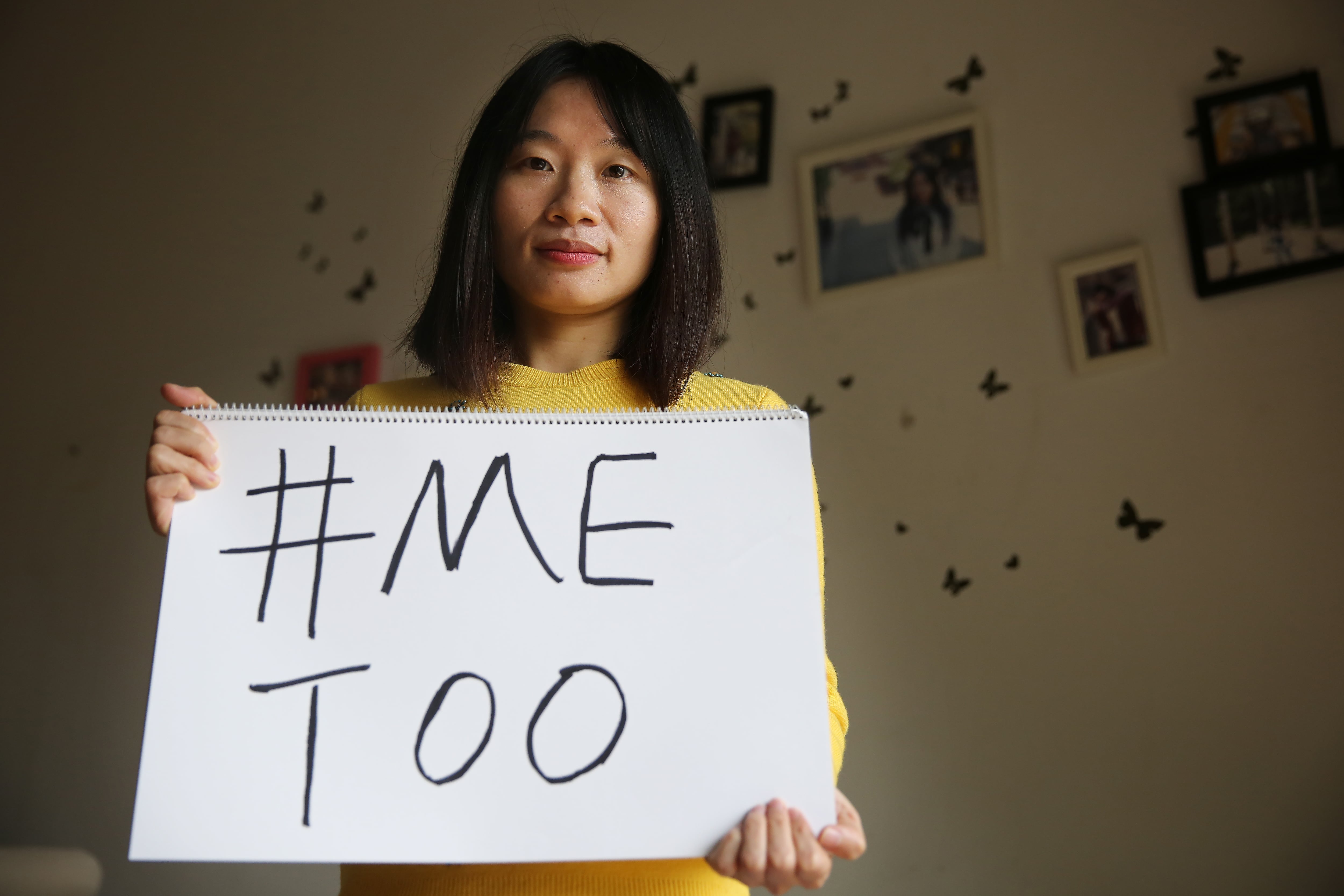 Sophia Huang Xueqin posando con un cartel del movimiento #MeToo en 2017