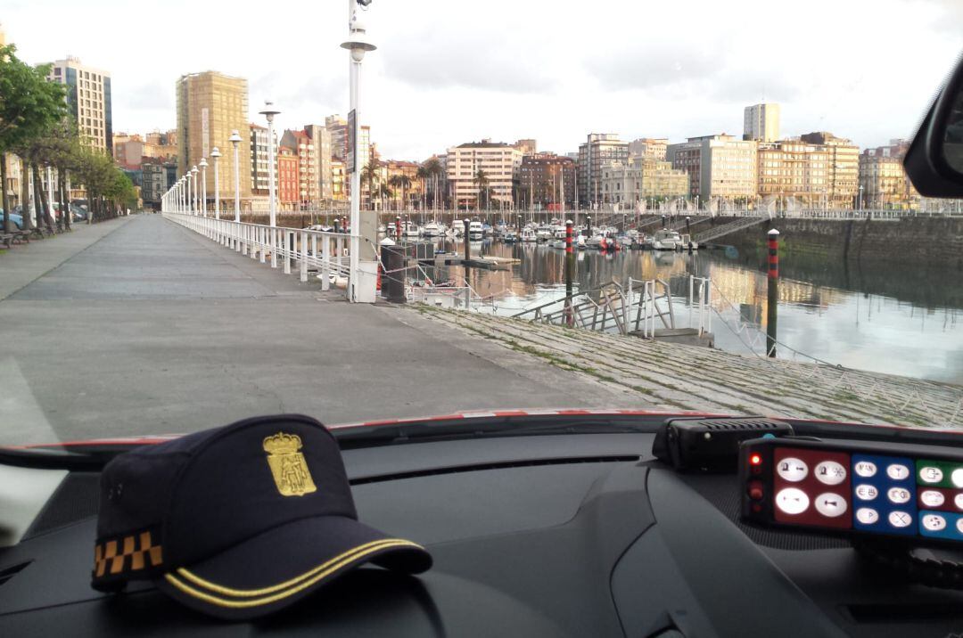 La Policía Local de Gijón detiene a un conductor dos veces en dos horas por triplicar la tasa de alcohol permitida.