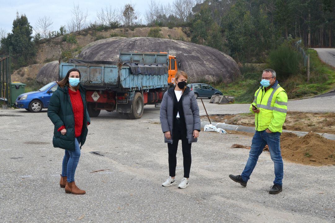 Lucía Pereira (izquierda), concejala de Seguridad y Tráfico de Salceda, junto a la alcaldesa Loli Castiñeira. 