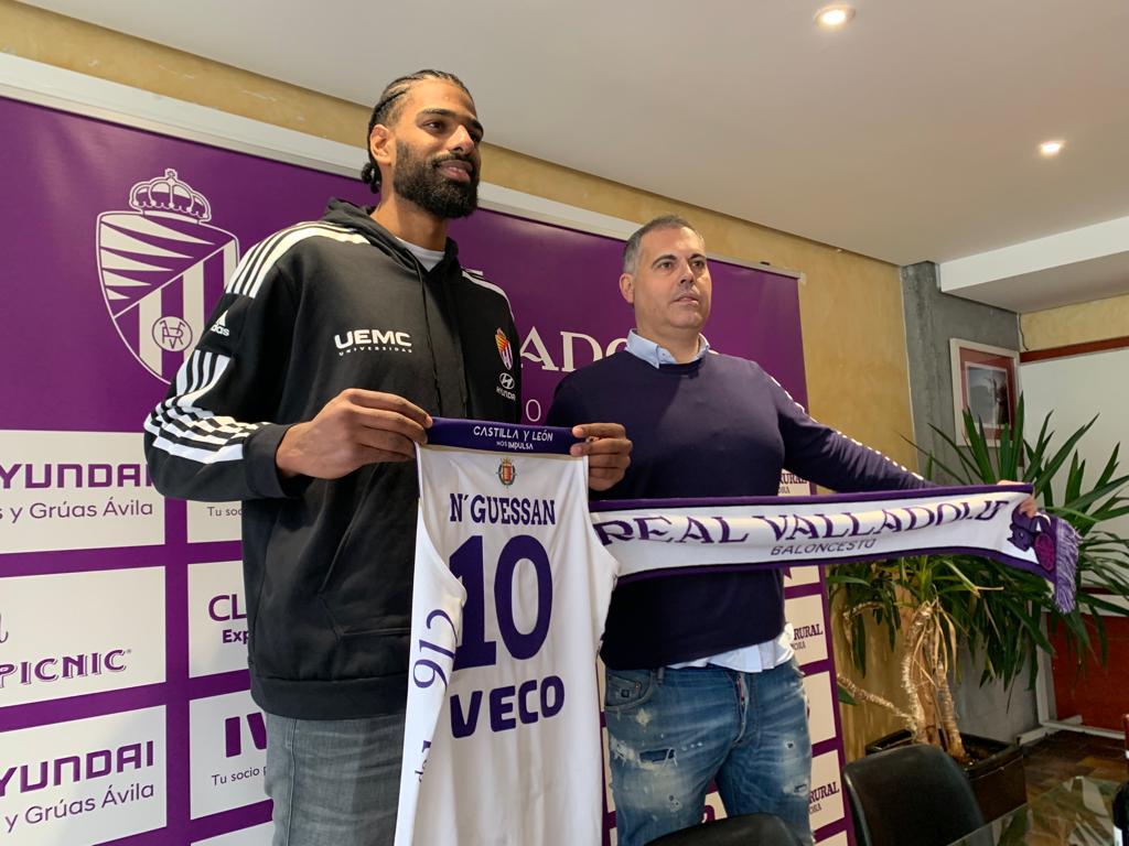 N´Guessan posó junto a Saul Hernández