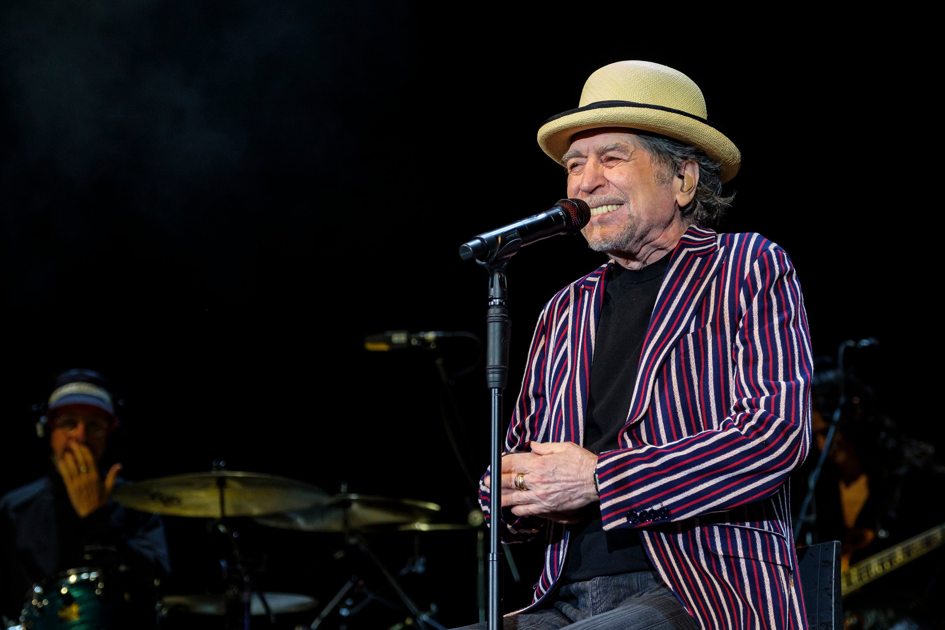 LAS PALMAS DE GRAN CANARIA (ESPAÑA), 20/04/2023.- El cantautor Joaquín Sabina se sube por primera vez a un escenario en España después de más de tres años, tras el desvanecimiento que sufrió en un concierto en Madrid el 12 de febrero de 2020, en la primera de las 30 citas nacionales programadas en su gira "Contra todo pronóstico". EFE/Ángel Medina G.