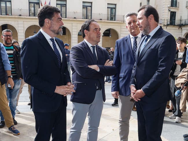 ALICANTE, 13/04/2026.- Presentación de uno de los proyectos más emblemáticos de la ciudad de Alicante, el Parque Central de Alicante. En la imagen el ministro de Transportes y Movilidad Sostenible, Óscar Puente (dcha), conversa con el president de la Generalitat, Juanfran Pérez Llorca (2º izqda), y el alcalde de la capital alicantina, Luis Barcala, antes del comienzo del acto. EFE/PepMorell