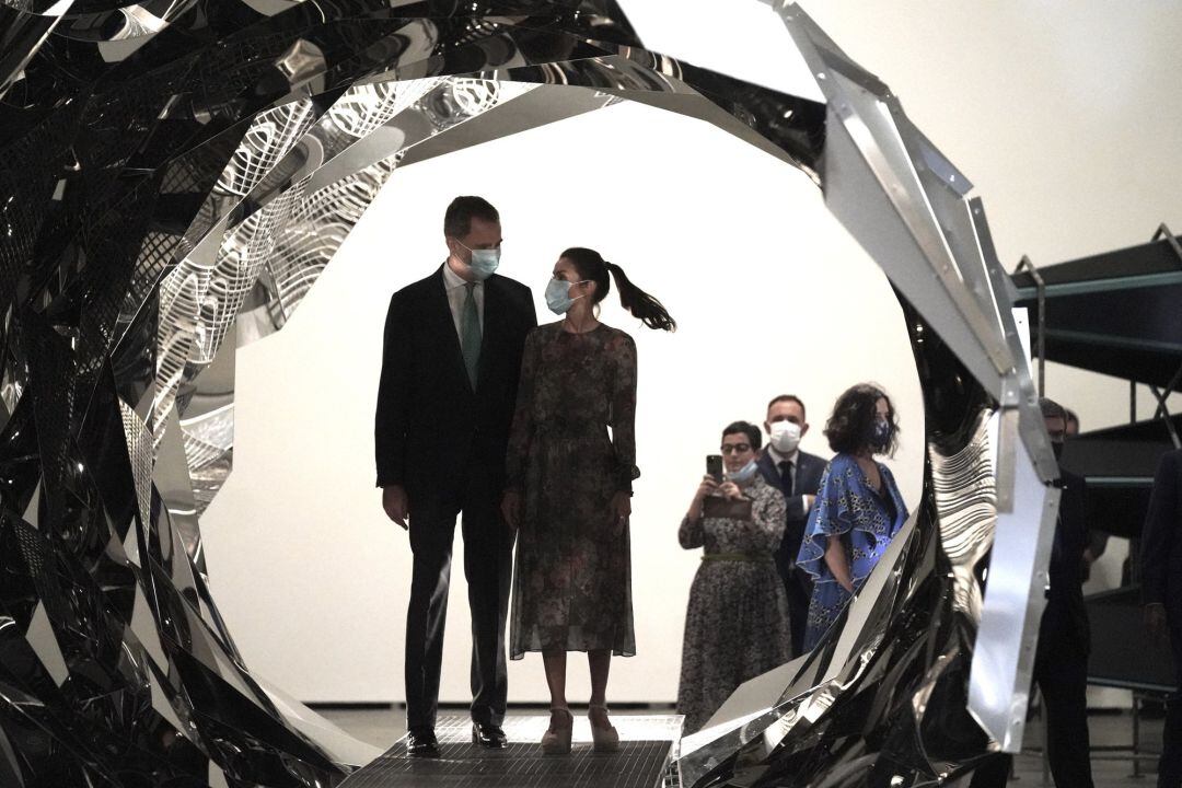 Los Reyes Don Felipe y Doña Letizia visitan las exposiciones &#039;Olafur Eliasson: en la vida real&#039; y &#039;Aprendiendo a través del arte 2020&#039; del Museo Guggenheim Bilbao, en Bilbao, Vizcaya, Euskadi (España), a 17 de julio de 2020. La visita se incluye en la gira que los Reyes están realizando por el país para apoyar la actividad económica, social y cultural de las regiones ante la situación provocada por el coronavirus. El País Vasco es la décima comunidad autónoma que visitan don Felipe y doña Letizia desde que comenzaron la gira por España el pasado 23 de junio en Canarias tras la conclusión del estado de alarma.