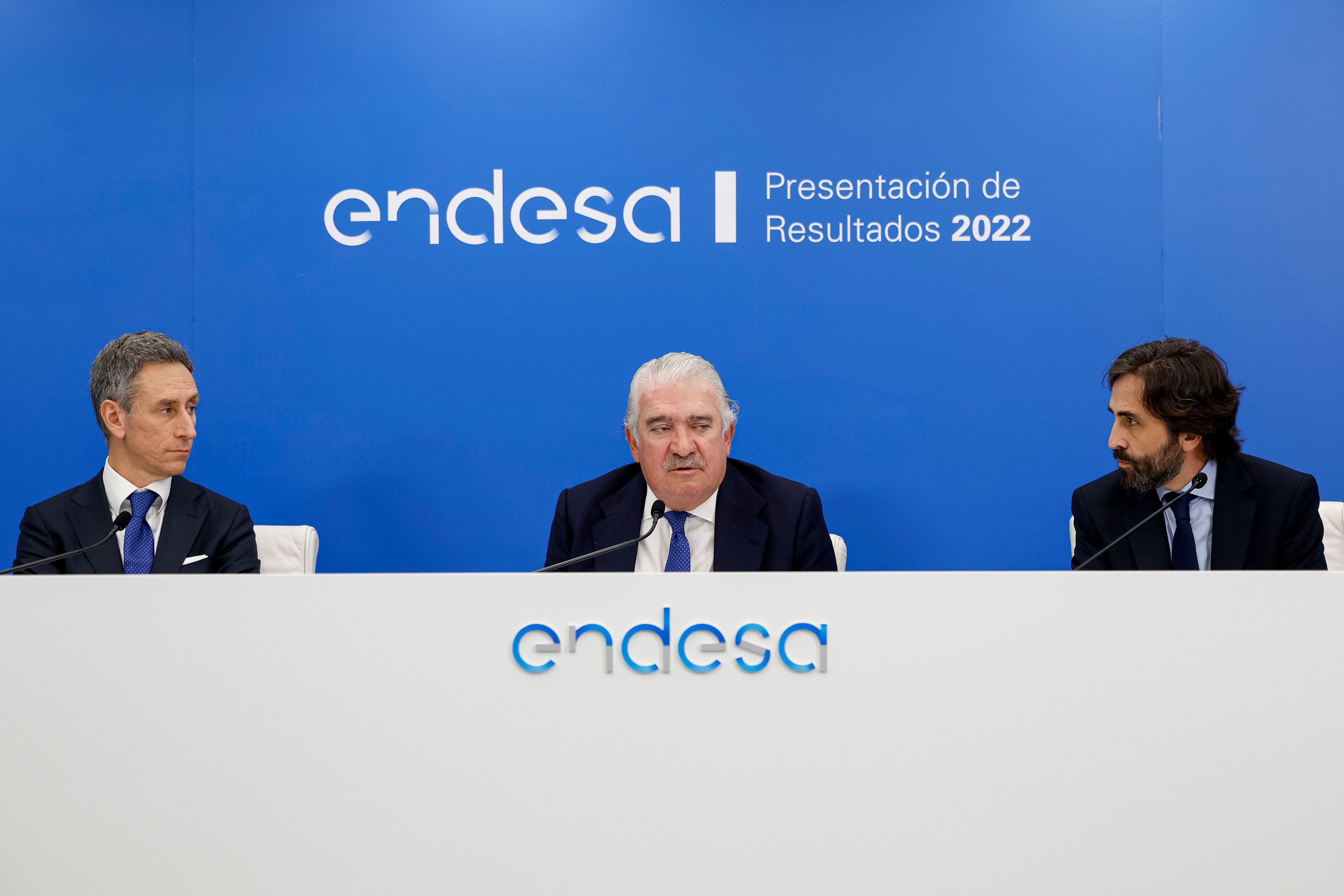 El consejero delegado de Endesa, José Bogas (c), acompañado por el director general Económico-Financiero, Marco Palermo (i), y por el director de Comunicación, Ignacio Jiménez,en la presentación de los resultados de la compañía