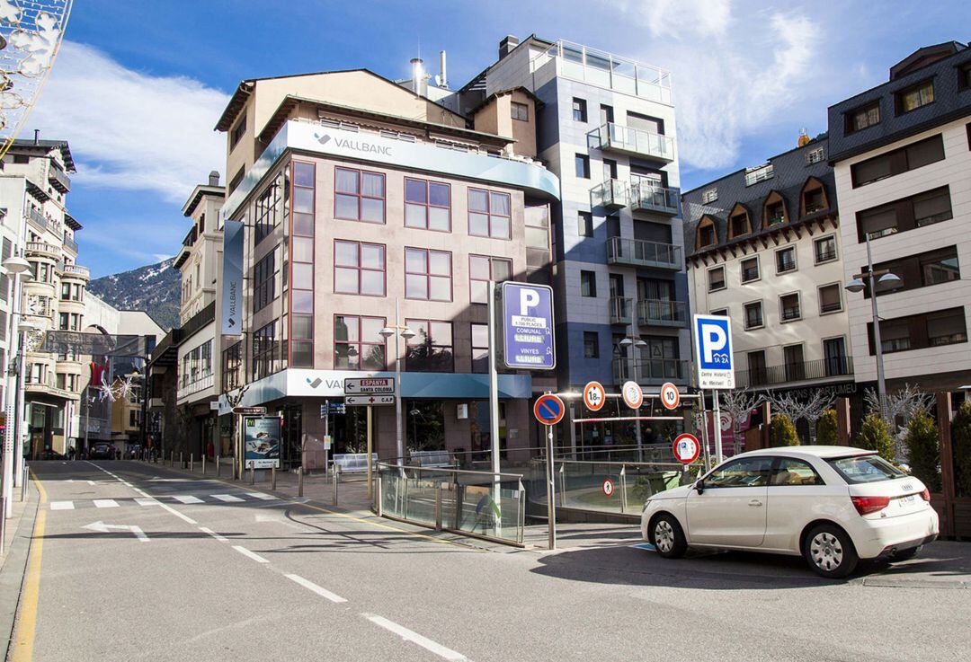 Entrada a l'aparcament comunal de Centre Ciutat. Des de l'1 de gener s'elimina a tots els pàrquings públics de la parròquia la primera mitja hora gratuïta.