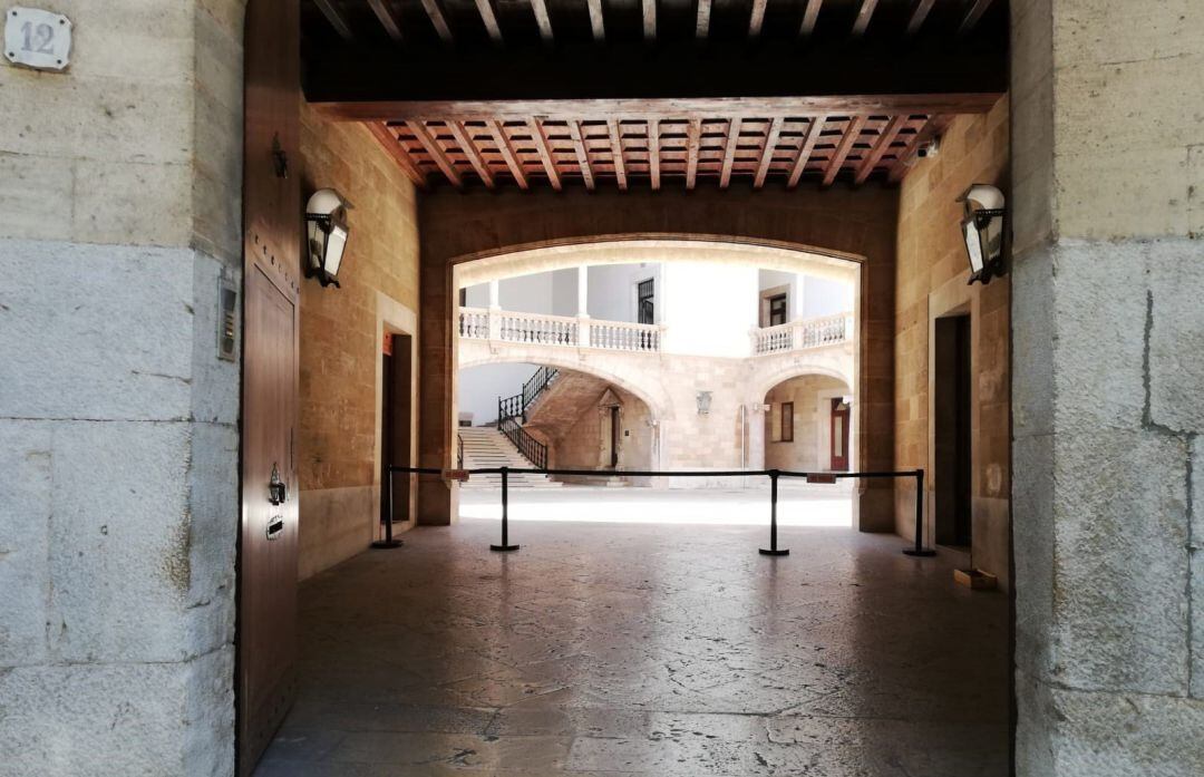 El patio de la Audiencia Provincial de Baleares y el TSJIB, visto desde el exterior.