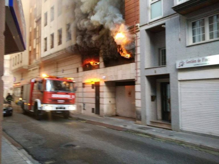 Imagen del incendio en su momento más álgido