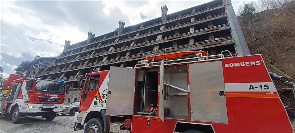 Diverses dotacions de bombers actuant en l'incendi que s'ha declarat aquest matí en un hotel d'Arinsal causant una desena de ferits lleus
