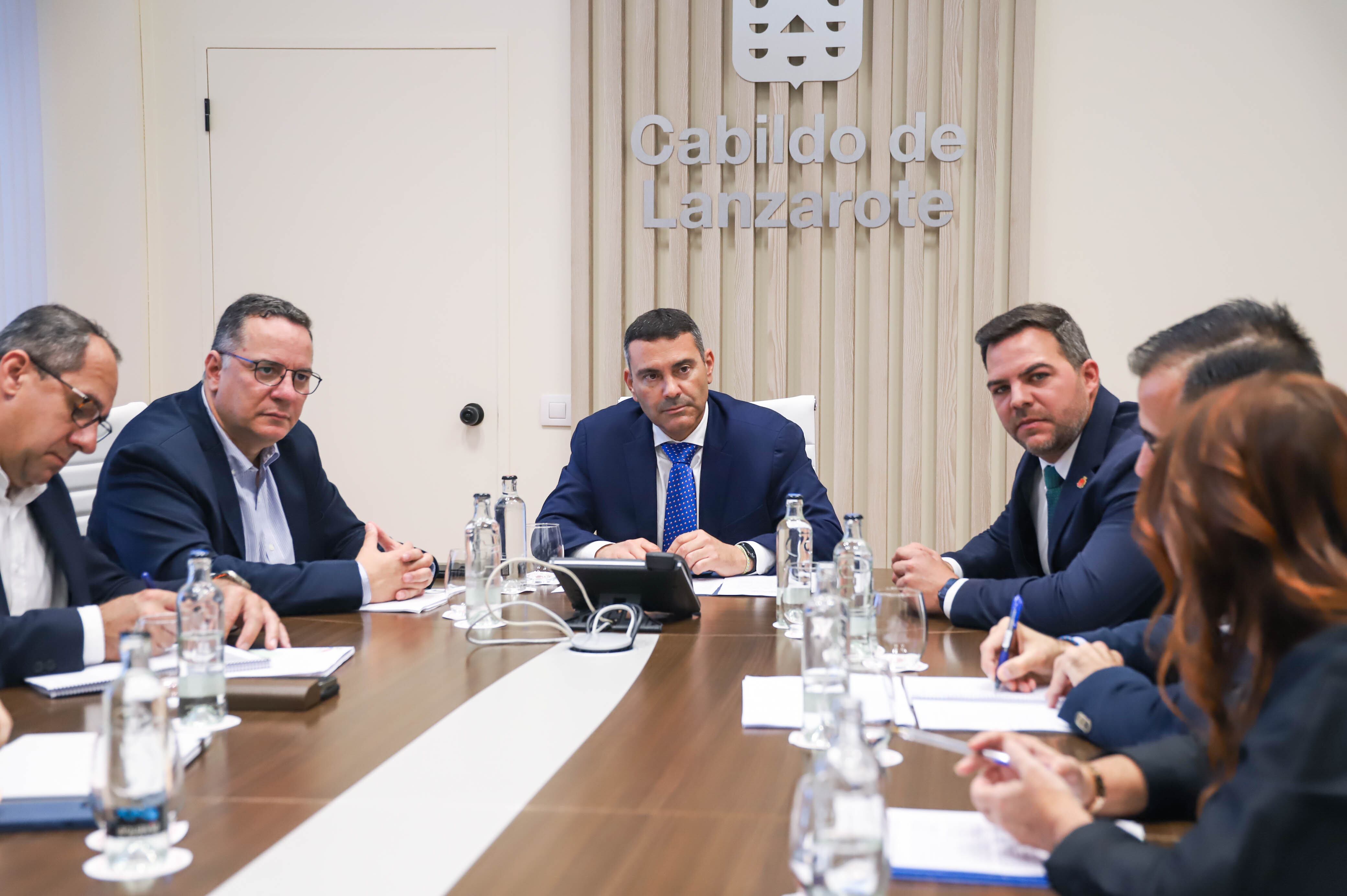 Reunión del consejero de Educación del Gobierno de Canarias, Poli Suárez, con el Cabildo de Lanzarote.