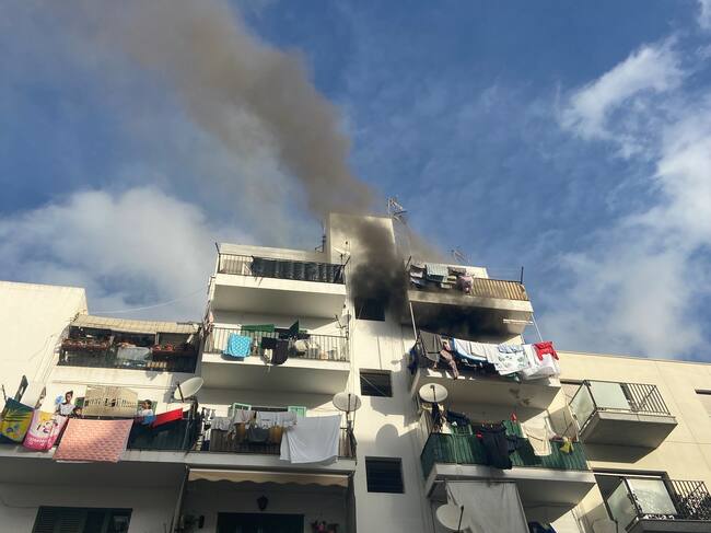 El fuego ha provocado una intensa humareda