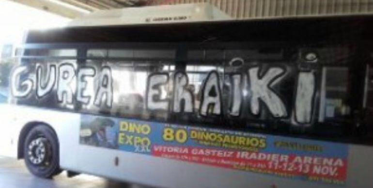 Un autobús atacado con pintadas en el Campus de Álava en protesta por las elecciones a rector que se celebrarán el próximo jueves