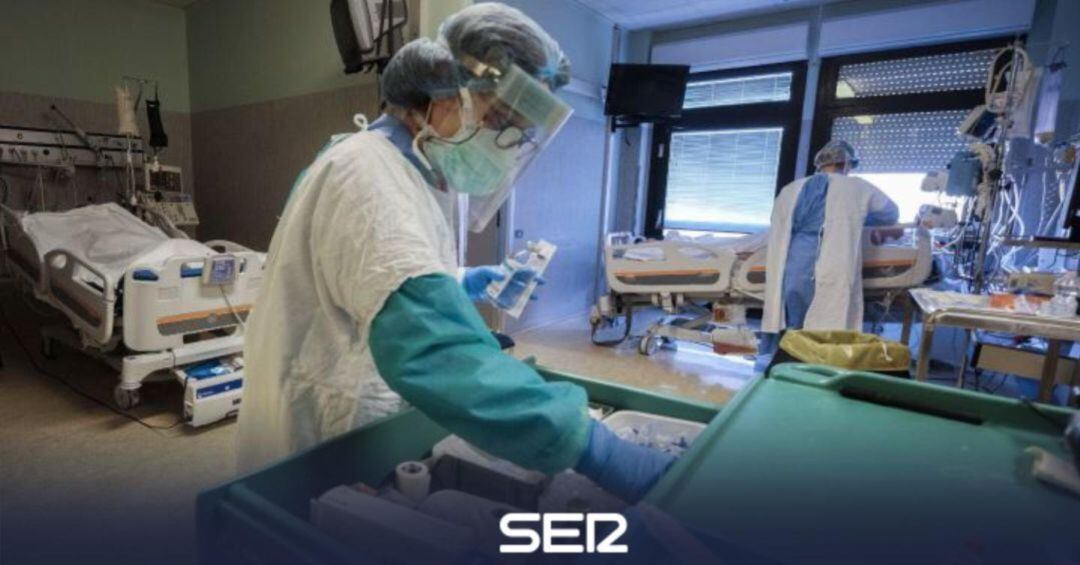 Sanitarios trabajando en el interior de una UCI hospitalaria