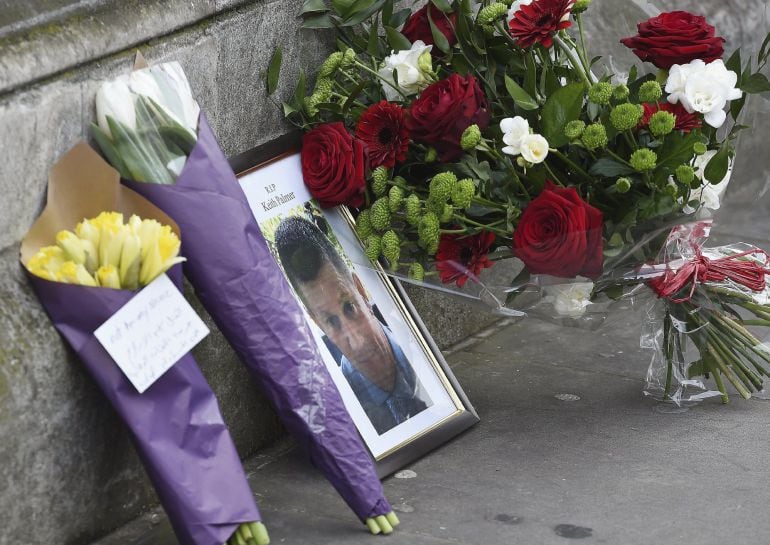 Una fotografía del policía asesinado Keith Palmer y varias flores son colocadas en Whitehall, en Londres (Reino Unido).