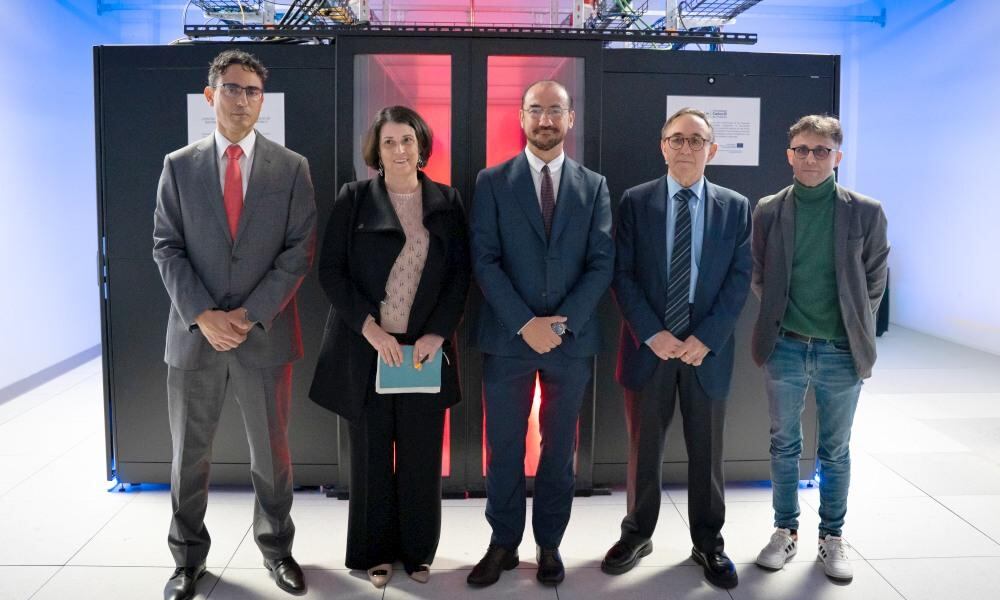 El rector de la UC3M (en el centro) junto con profesores de la universidad ha presentado el nuevo Centro de Computación Científica en Leganés.
