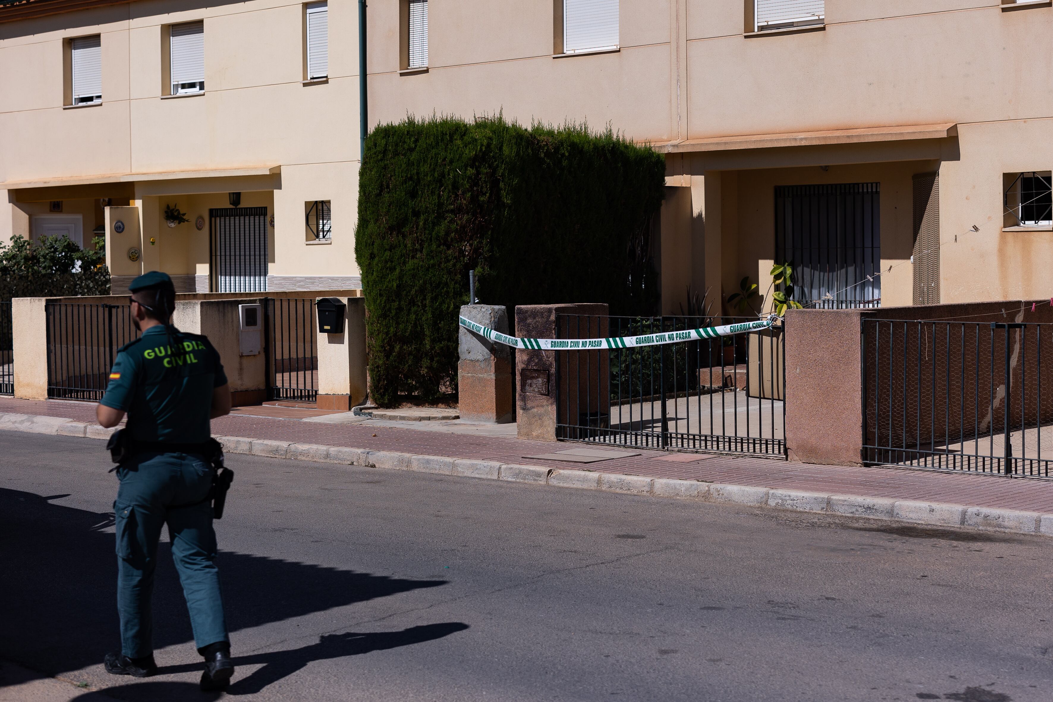 GRAFAND3990. HUMILLADERO (MÁLAGA), 21/07/2023.- Vivienda en la localidad malagueña de Humilladero donde Carmen, una mujer de 54 años fue agredida y trasladada al Hospital Regional de Málaga con un traumatismo craneoencefálico donde falleció, y por la que los agentes ya han detenido a un hombre con el que mantenía o había mantenido una relación sentimental. La Guardia Civil investiga como posible crimen machista. EFE/Carlos Díaz.
