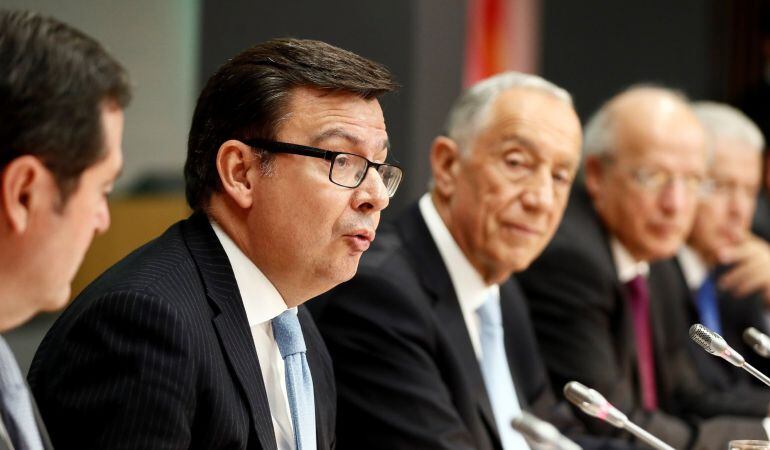 El ministro de Economía, Industria y Competitividad, Román Escolano (2i), durante su intervención en la inauguración del Encuentro Empresarial España-Portugal.