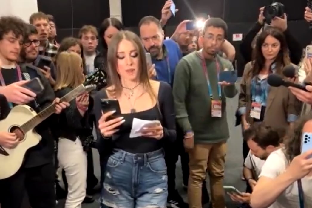 La representante de Italia en Eurovisión canta &#039;Imagine&#039; en el centro de prensa del festival.