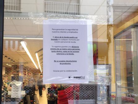 Cartel en la puerta del Supersol.
