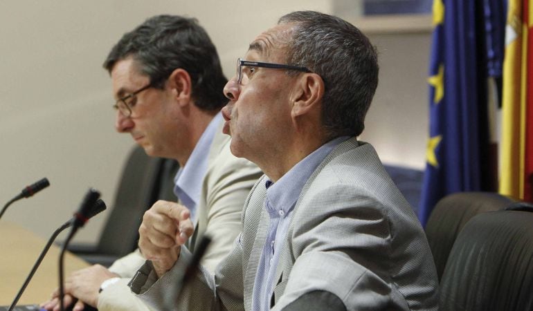 El portavoz de la Izquierda Plural en el Congreso, José Luis Centella (en primer plano), durante una rueda de prensa en el Congreso