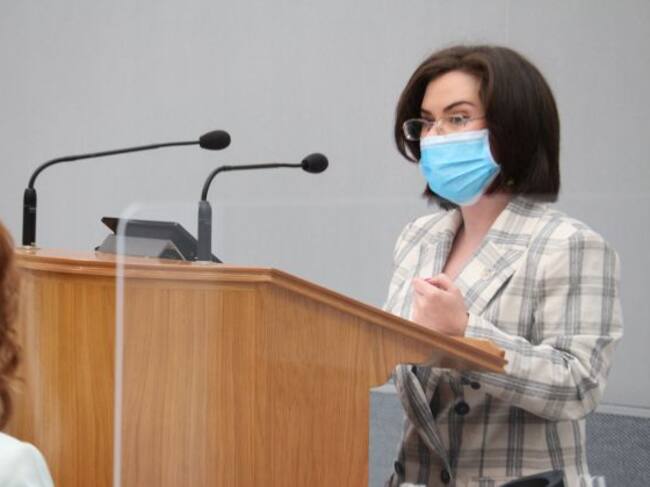 Toñi Abenza durante una intervención en la Asamblea Regional