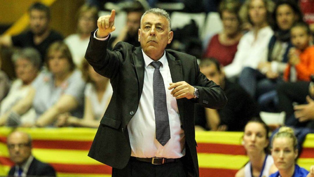 Miguel Ángel Ortega, dirigiendo a Avenida en Girona.