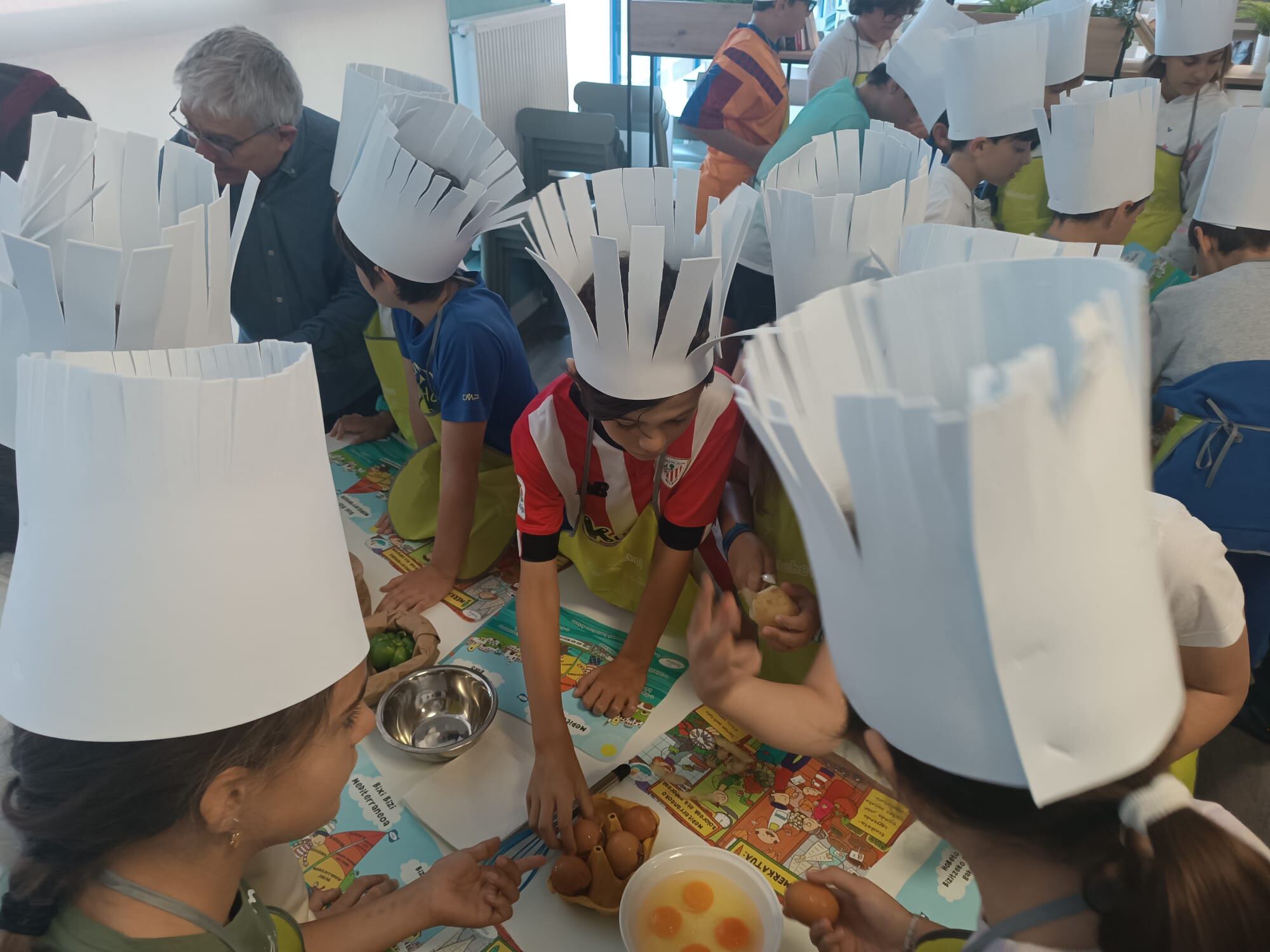 Niños y niñas dando forma a la tortilla