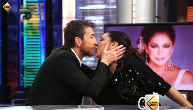 El beso de Pablo Motos e Isabel Pantoja en &#039;El Hormiguero&#039;