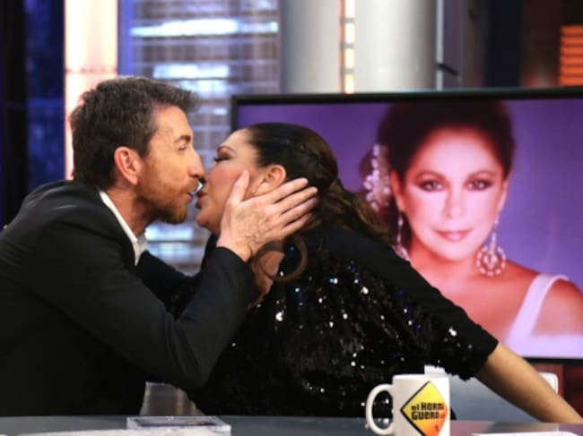 El beso de Pablo Motos e Isabel Pantoja en 'El Hormiguero'