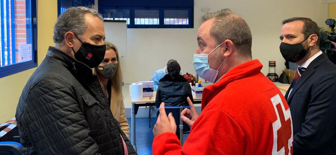 El consejero Enrique Ossorio visita el centro de Sanse donde se están haciendo test de antígenos a profesores vulnerables