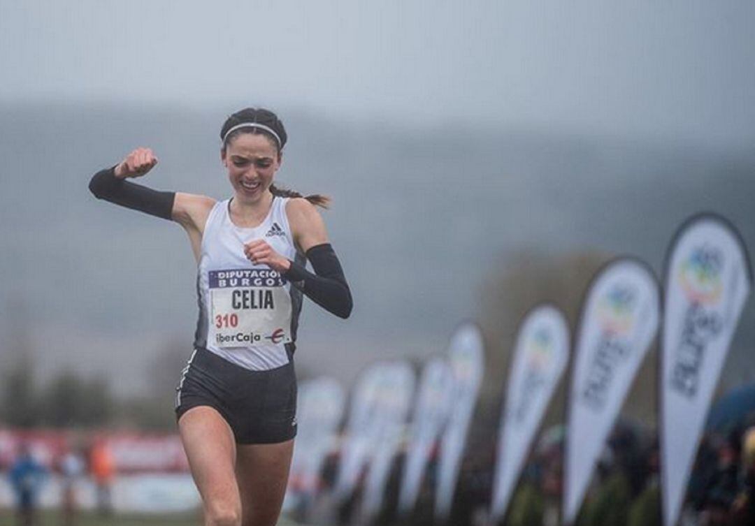 La atleta arandina del ADIDAS entre victoriosa en la línea de meta de Atapuerca.