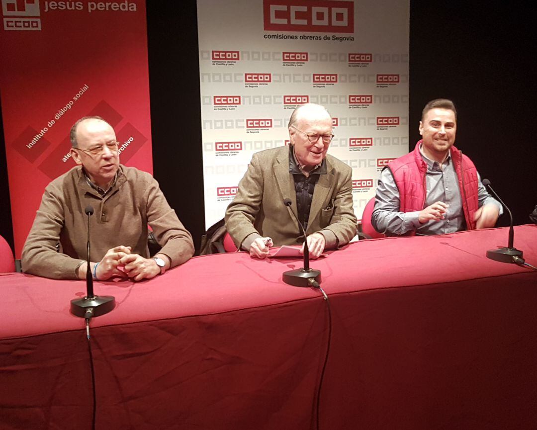 Nicolás Sartorius, en el centro, durante su intervención en el foro organizado por CCOO en Segovia