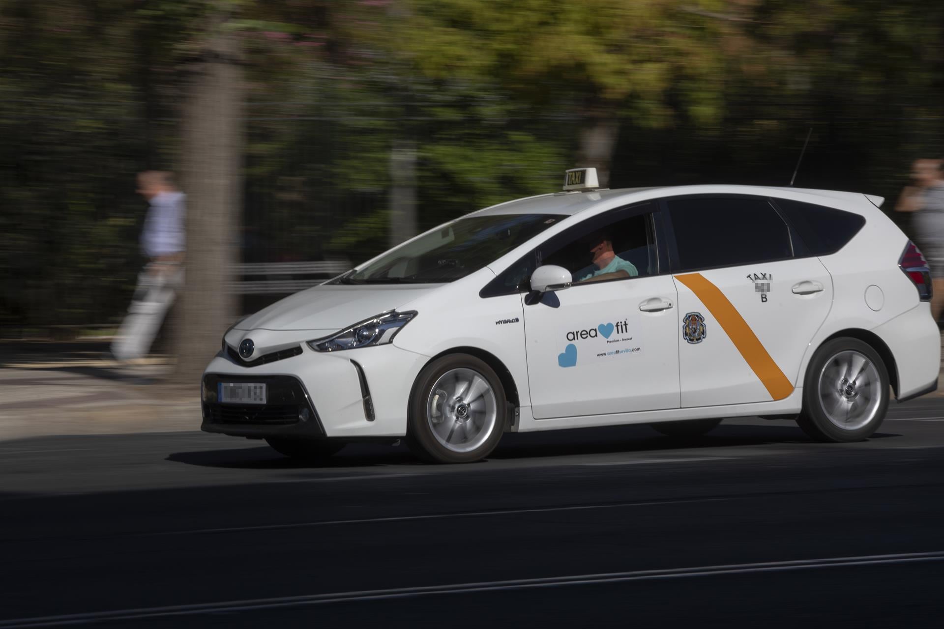 Archivo - Un taxi circulando por Sevilla - María José López - Europa Press - Archivo