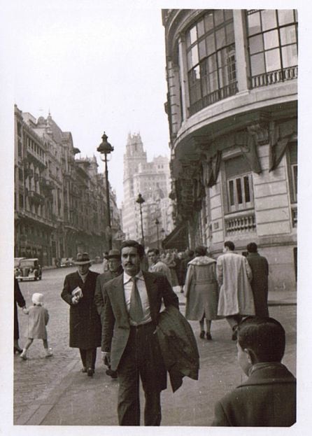 Antonio paseando por Madrid, en su etapa de estudios en la capital de España