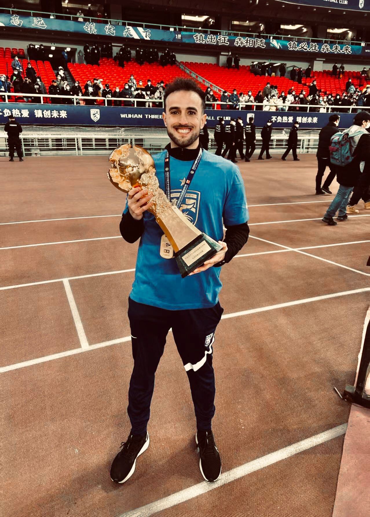 Dani Carmona, con la copa de campeón de la Superliga china