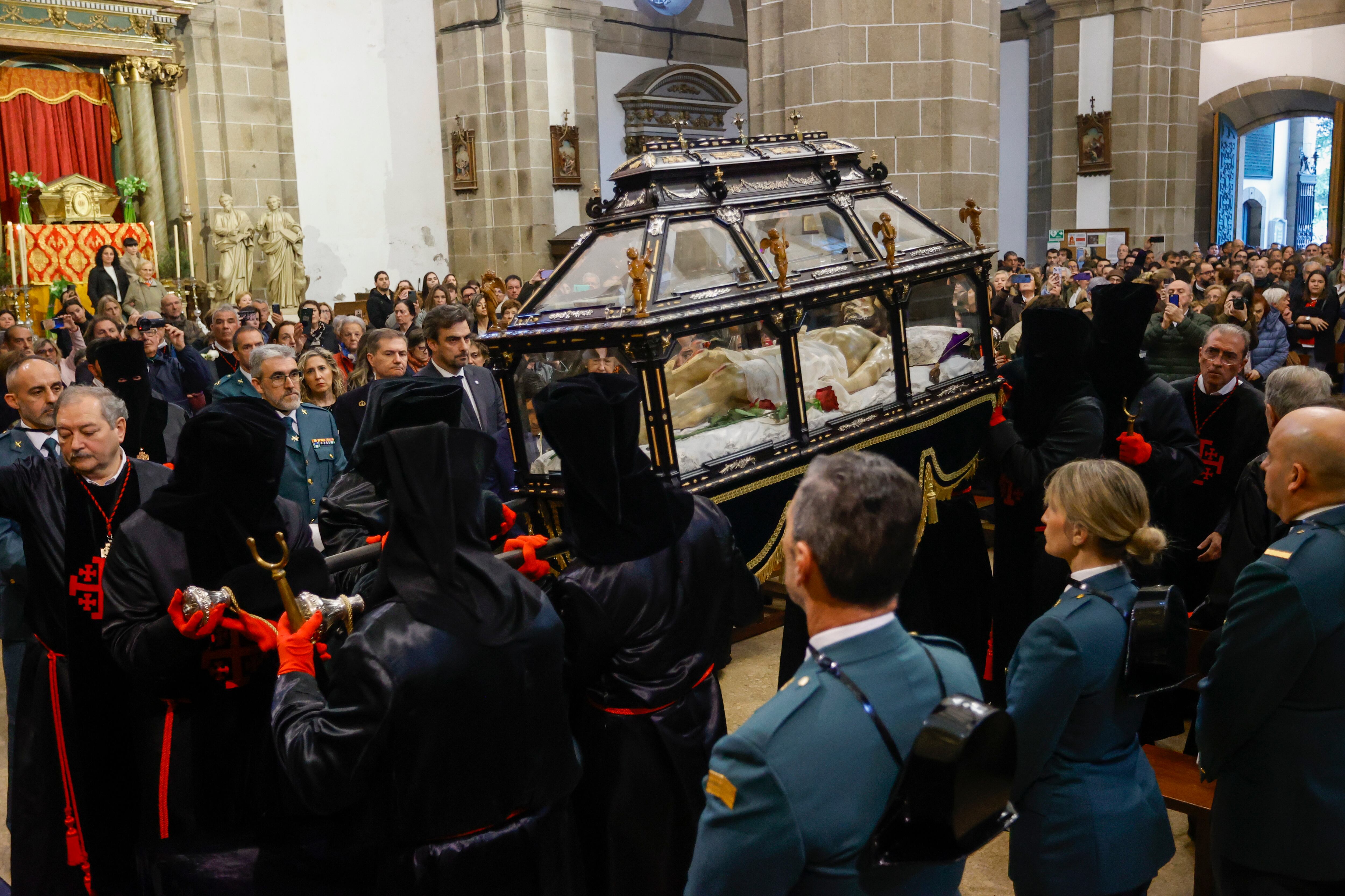Acto del Santo Entierro en la concatedral de San Julián este Viernes Santo (foto: Kiko Delgado / EFE)
