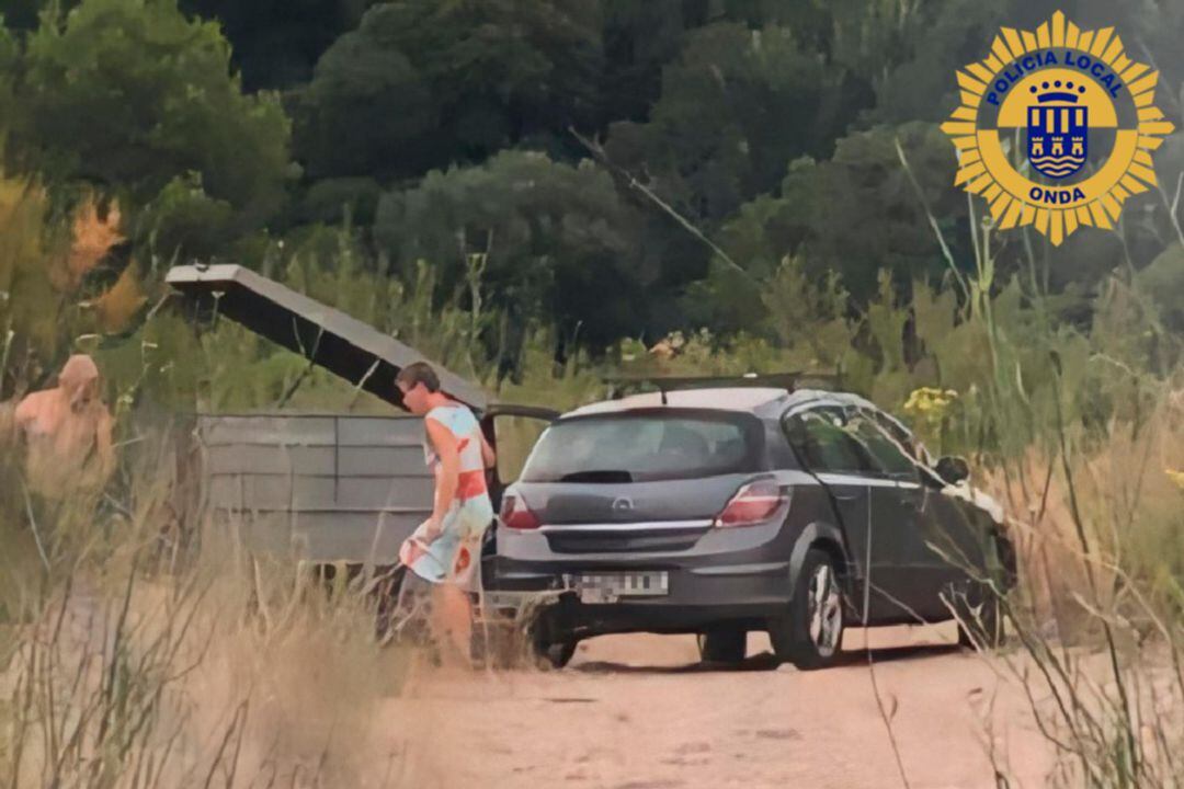 Vecinos realizando un vertido ilegal en Onda