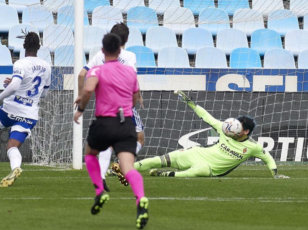 Cristian Álvarez evita un gol en el partido contra el Almería en La Romareda