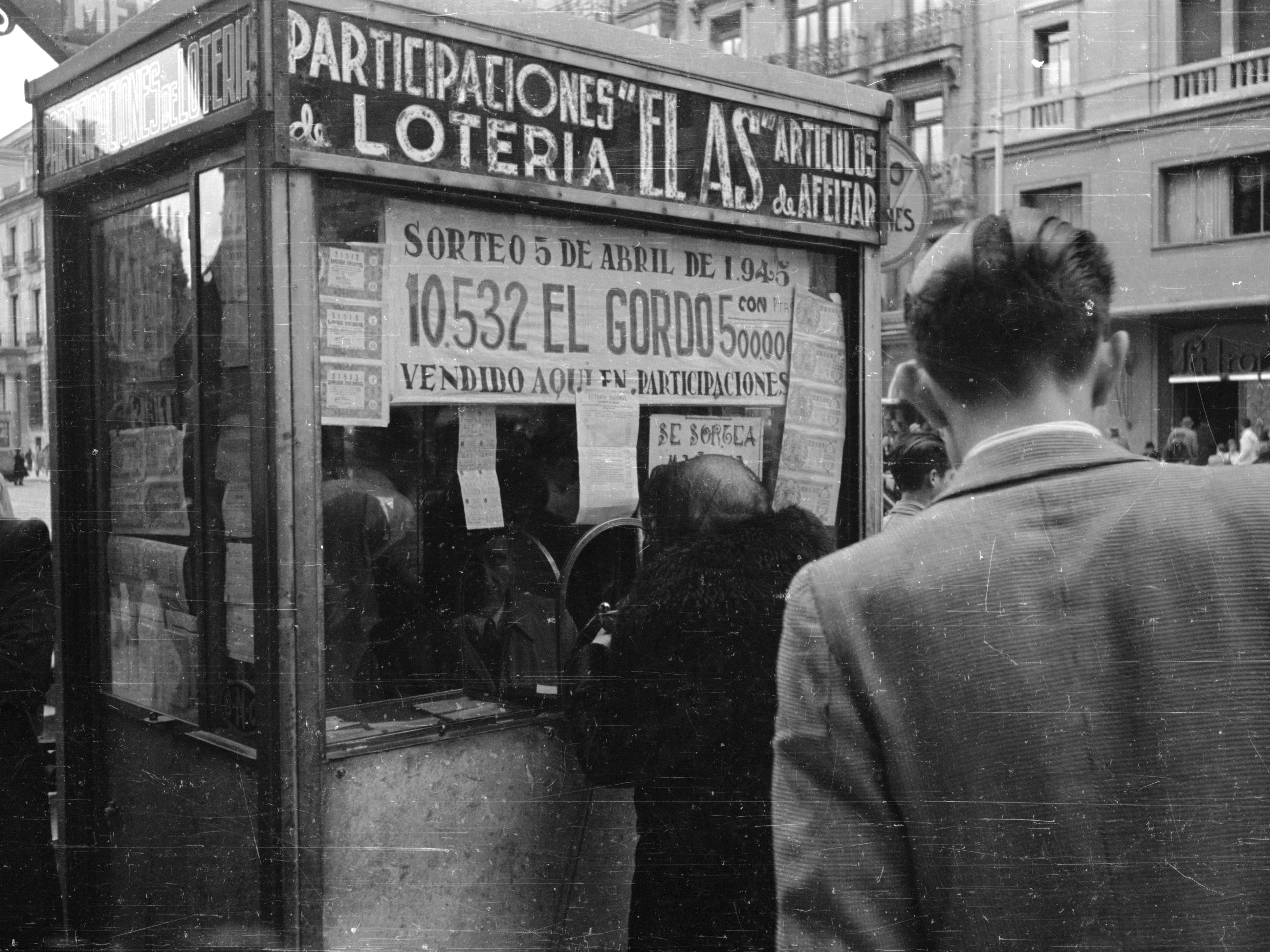 29 de junio de 1946. Personas frente a un quiosco de lotería. Publicación original: Picture Post - 4101 - Inside Spain (1946)