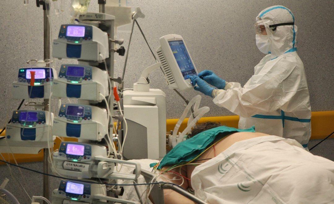 Un paciente con covid en la UCI de un hospital andaluz.