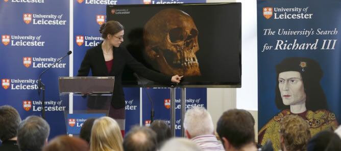 La arqueóloga Jo Appleby explica el hallazgo de los restos de Ricardo III en una conferencia en Leicester