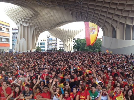 Los aficionados de Sevilla se han pasado la tarde animando a la Selección antes del partido contra Croacia